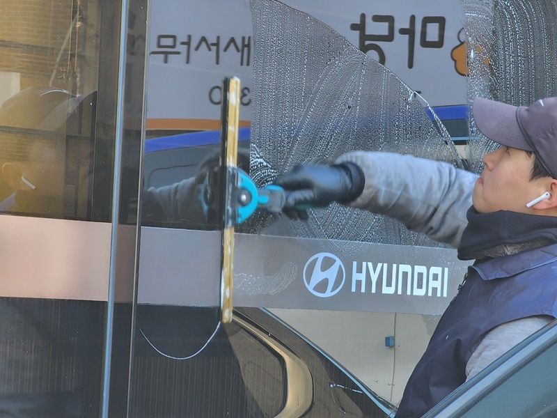 20240115_152550 자동차 매장 유리창청소 이렇게 관리합니다
