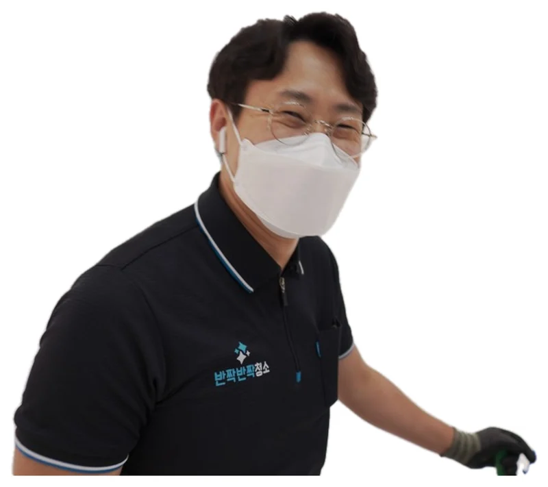 견적 안내 스티커 – 반짝반짝청소 반짝반짝청소 유니폼을 입은 직원이 웃으며 견적 문의를 안내하는 모습