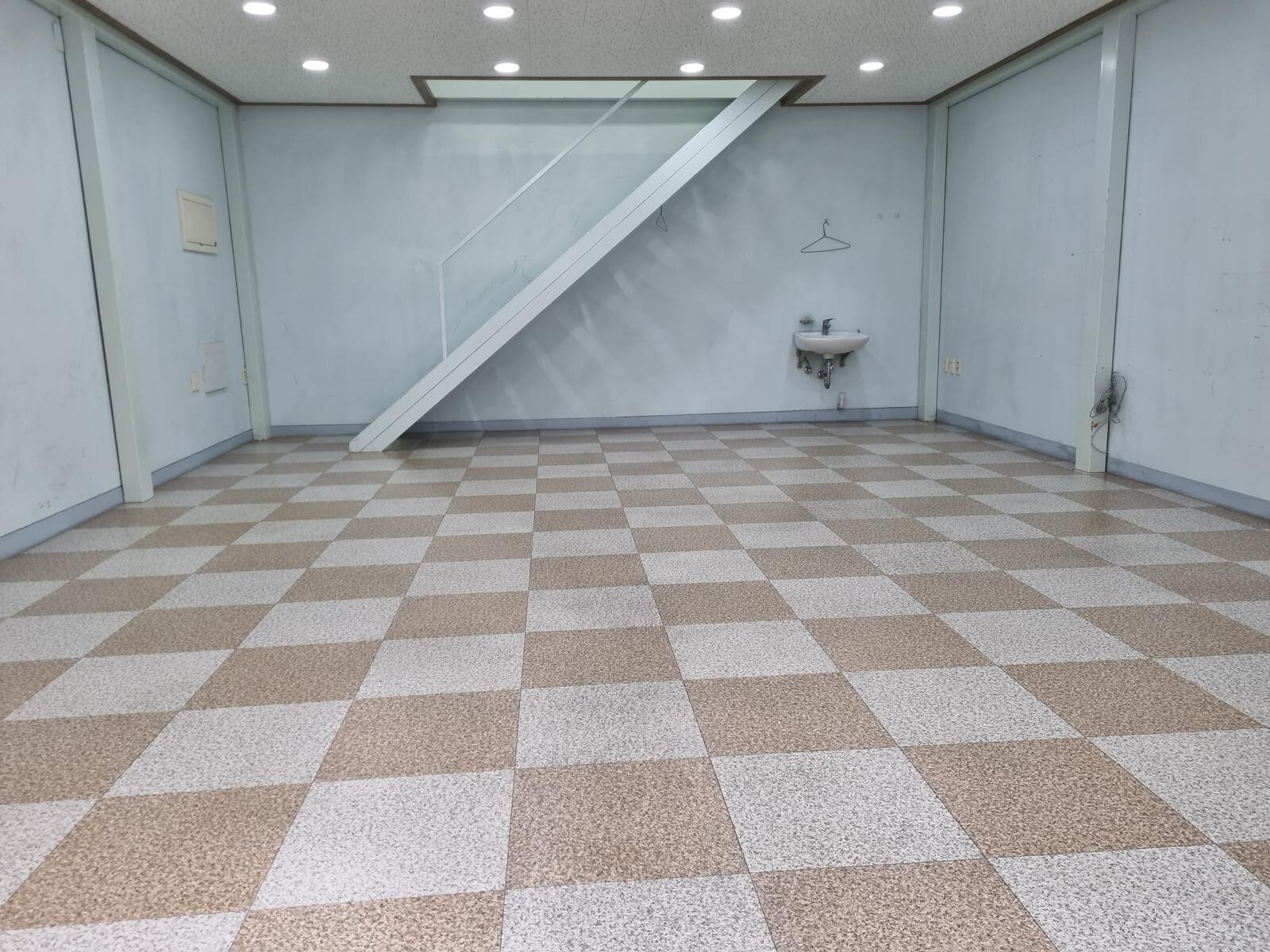 얼룩이 제거된 체크무늬 타일 바닥 얼룩이 제거된 체크무늬 타일 바닥, 청소 후